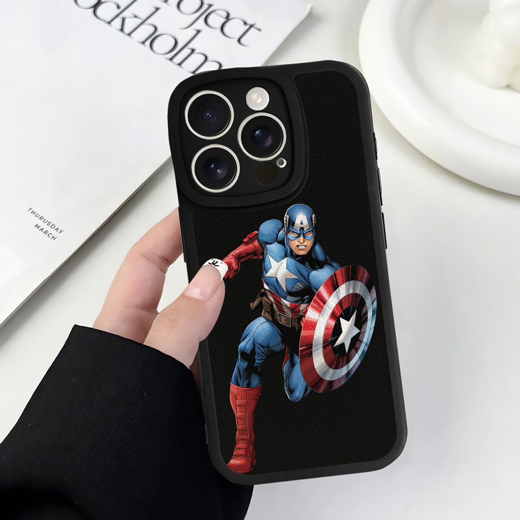 （画像用） アベンジャーズ The Avengers 【iPhone 16シリーズ対応】シリコンスマホケース（レザー調） 材質：シリコン